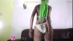 Afspelen Ebony godin laat haar sappige rondingen en enorme kont zien in een krap badpak