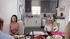 Afspelen Dankbaar voor mijn PP, dankbaar voor mijn stiefzusters: een hardcore taboe-fantasie met een kleine Aziatische tiener