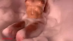 Reproducir Una sexy mujer llamada Tina Fox hace una increíble mamada en el jacuzzi lleno de espuma, mostrando su gran culo y su sexy coño a lo perrito.