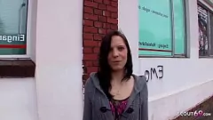 Odtwórz Klasyczny niemiecki casting w stylu vintage z lat 90.: brzydka nastolatka w kabaretkach poderwana przez staruszka na wielki kutas AO Sex