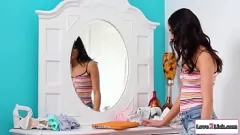 تشغيل الجمال الشقراء سكارليت سيج تدعو صديقتها المفضلة إميلي ويليس لقضاء ليلة مشبع بالبخار، مما يؤدي إلى ممارسة الجنس السحاقي العاطفي