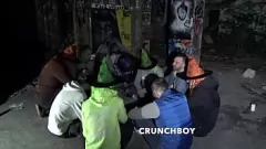 Oynat Gizemli, bilinmeyen bir ortamda Crunchboy'un yer aldığı bu inanılmaz eyersiz porno sahnesiyle Cadılar Bayramı gecesinin heyecanını yaşayın.
