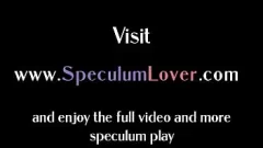 Jouer Une brune aux gros seins montre sa chatte et son trou du cul avec un spéculum