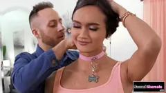 Abspielen Andrea Zhay, die superheiße Shemale mit großen Titten und einem kleinen Schwanz, reitet in einer intensiven Shemale-Analsexszene einen großen Schwanz