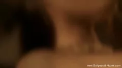 Jouer Sensuale ballerina di Bollywood bruna stuzzica il suo uomo con uno spogliarello erotico in un'erotica indiana softcore