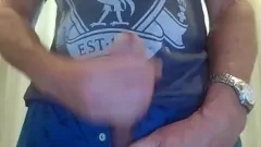 Redare O bucată musculoasă cu o pula uriașă se mângâie la o cumshot solo intensă