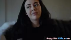 Redare Lesbienele competitive se angajează în păsărică pasională și joc de jucărie cu vibratoare și pluguri