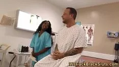 Reproducir Tras comprobarlo, se folla a la negra que le lame el culo