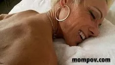 Odtwórz Starsza wariatka robi zabawne filmy porno ze swoim utalentowanym kochankiem