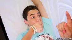 Afspelen Pornofilm met moeder die haar zoon betrapt wanneer ze poot