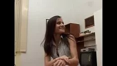 Jouer Un uomo tatuato si scopa una mora matura con le tette a sinistra