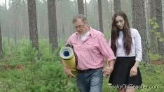 تشغيل XXX الجد يأخذ حفيدته إلى الغابة حيث يغتصبها
