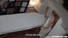 Jouer Xxx bionda filmata in massaggio con telecamera nascosta si arrapa tutto il tempo quando una carezza tra le gambe