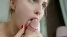 Redare Blonda cu ochii albastri suge pula frumos