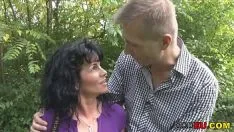 Redare Tinerel plateste femeie matura pentru sex neprotejat cu ejaculare pe sani