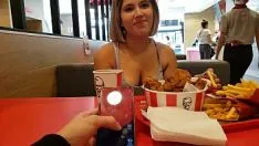 Reproducir chica con tanga follada en baño público