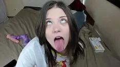 Play This Toy Is Kissed By Her And Put In Her Pussy Immediately