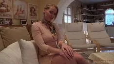 Jouer La blonde baise un monsieur qui a un gros butin qu'il met sur ses jambes