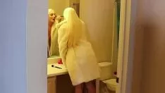Abspielen Die blonde Milf reibt den Schwanz im Bademantel