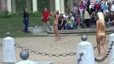 Jouer Belle ragazze camminano nude per strada