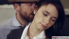 Redare Dezbraca o fata si o fute pe la spate in timp ce sta in genunchi