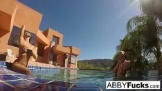 Redare La piscina in Maldive aceasta tarfa se fute cu partenerul ei