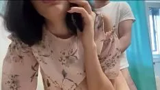 Jouer Sta parlando al telefono con suo marito mentre l'amante le ha il cazzo infilato nella fica