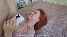 Reproducir Xxx escondido en el dormitorio con este coño muy inocente