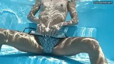Reproducir Le encanta tirarse a la piscina donde se desnuda bajo el agua y la graban