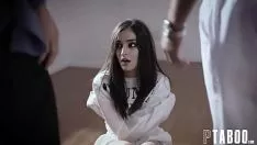 تشغيل امرأة سمراء مع فمها مفتوح على مصراعيه حتى يتمكن شريكها من الدخول بالكامل