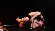 Abspielen Diese Brünette mit den kleinen Brüsten bereitet sich auf tollen Sex vor