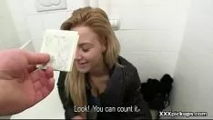 Jouer Elle veut que tu la baises dans les toilettes
