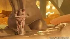 تشغيل هذا الرجل لديه عضلات محددة جيدًا ويمنحه تدليكًا مثيرًا للاسترخاء