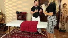 Jouer Elegante bionda vuole massaggio erotico e sesso orale