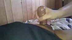 تشغيل يُدرج دسارًا ضخمًا في مؤخرة صديقتها الطيبة ، وهي
