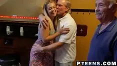Odtwórz Blondynka i brunetka uprawiają seks z bardzo podekscytowanym i utalentowanym mężczyzną, któremu udaje się je zdobyć