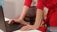 Jouer Sexy MILF europea mostra il culo mentre un collega filma