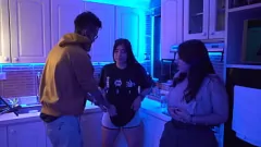 Jouer Calda teenager amatoriale si sporca e si sporca in cucina
