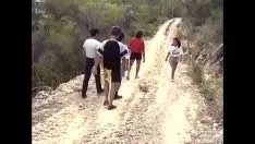 Jouer Sesso in una strada di campagna con 4 contadini che violentano una ragazza