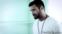 تشغيل الخيال المحرم للأخت: فاتنة مراهقة ذات أثداء صغيرة تتبلل في لقاء جنسي محظور
