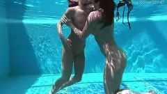 Abspielen Lesbische Teenager Jessica und Lindsay spielen sexy am Pool