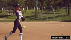 Reproducir Jugador de béisbol con polla de 30 cm folla un coño brutalmente joven