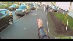 Jouer Elisaveta Gulobeva, une jeune européenne, dans une pipe hardcore intense et une action d'équitation.