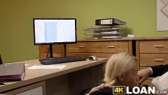 Une blonde aux gros seins se fait baiser en POV au bureau