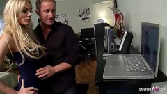 Afspelen Grote tieten blonde milf cheats op man met grote lul naast de deur