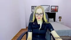 Afspelen Euro Blonde babe in glazen pronken met kleine tieten op webcam