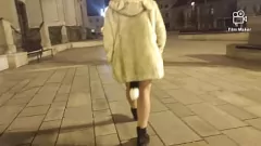 Jouer Blonde Latina MILF ARIELA Rider affiche un plug en public anal