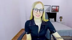 تشغيل ثدي الأشقر الأوروبي الصغير المكشوف على كاميرا الويب