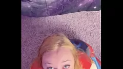Oynat Kıllı kedi cosplay içinde kıvrımlı süper kahraman büyük bir oyuncak sürüyor