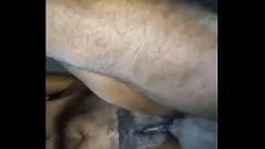 Afspelen Het harige kutje van geile ebbenhout wordt hard geneukt